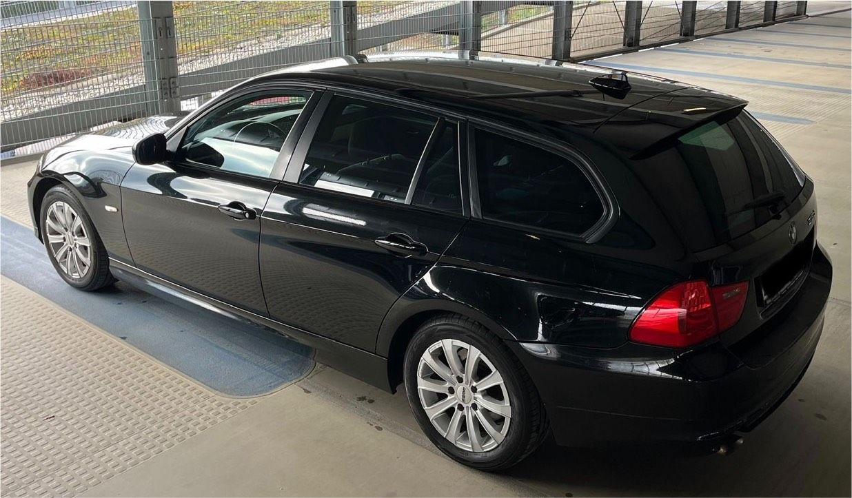 BMW 318 2010 — interior