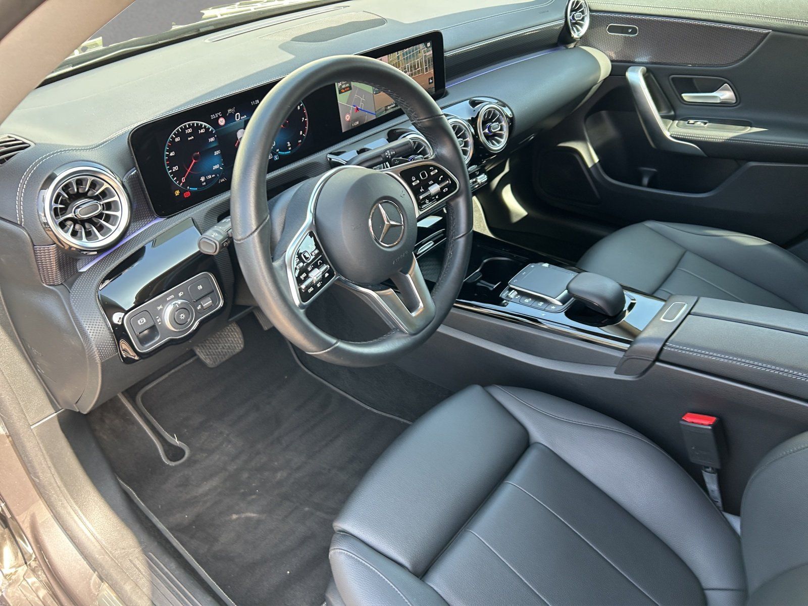 Fahrzeugabbildung Mercedes-Benz CLA180 SB Preog DISTRO HighEndMBUX Busin AHK LED