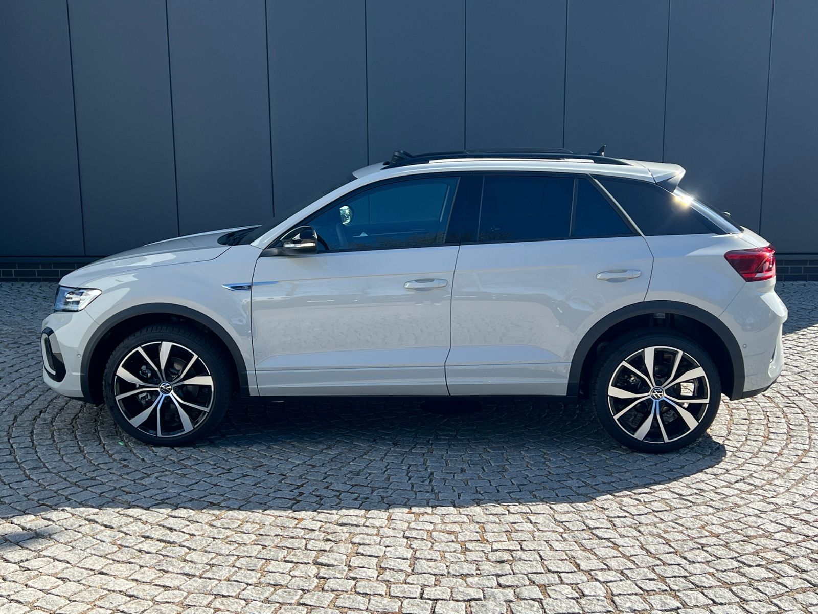 Fahrzeugabbildung Volkswagen T-Roc R-Line 1.5 TSI DSG *Black Style, AHK, Pano