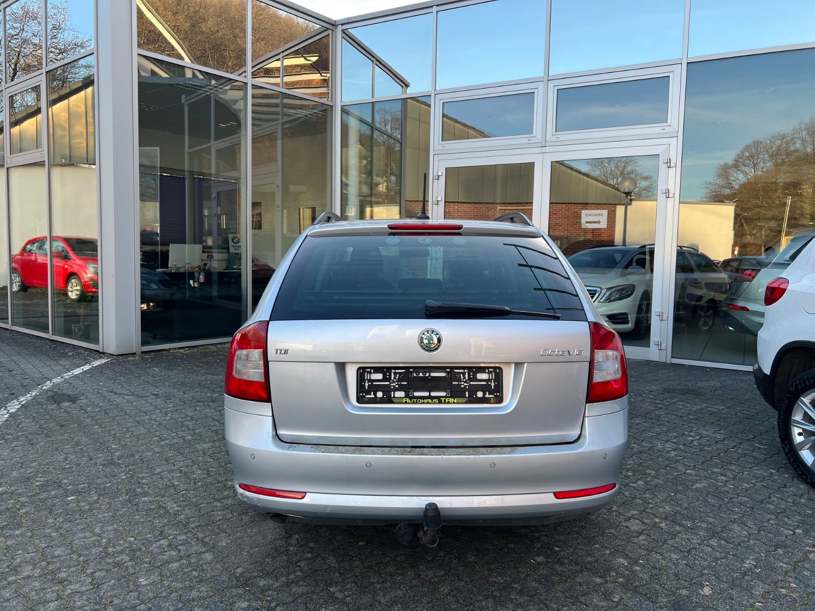 Fahrzeugabbildung SKODA Octavia 1.6 TDI Combi Family * NAVI *AHK*