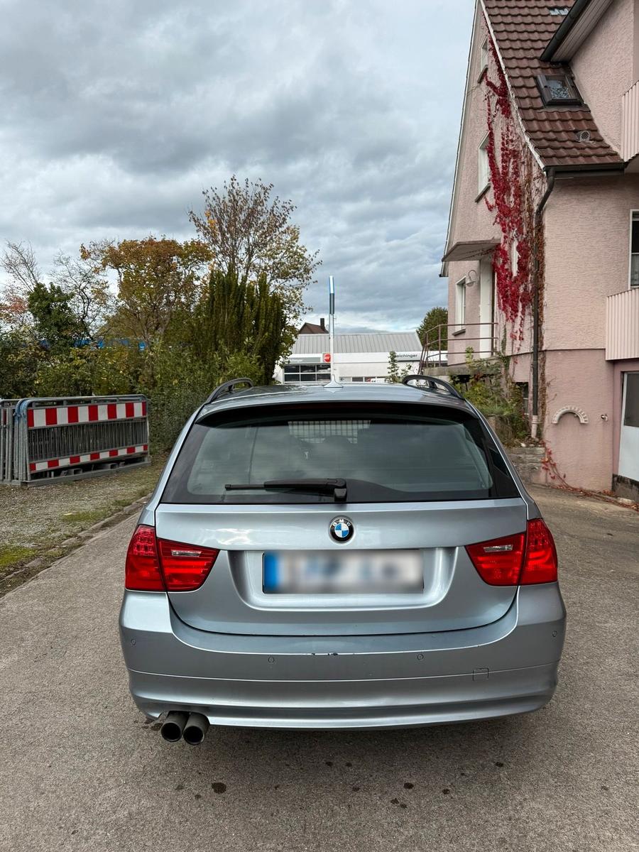 BMW 330 2009 — interior