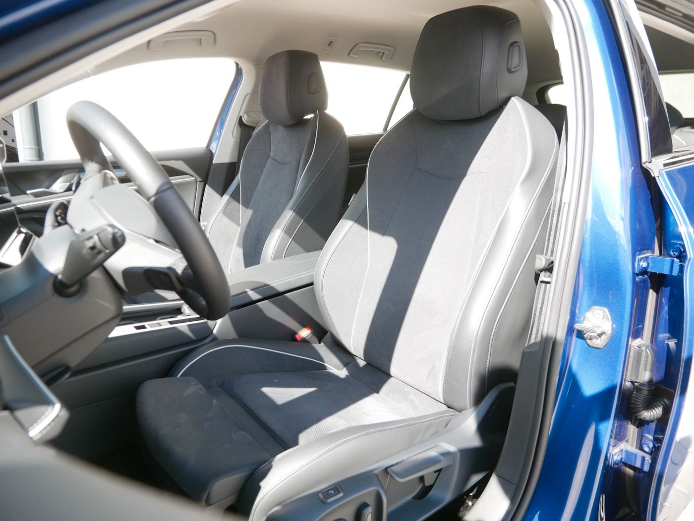 Fahrzeugabbildung Volkswagen Passat Variant 1.5 Business NEU57T Sthzg HUD DSG
