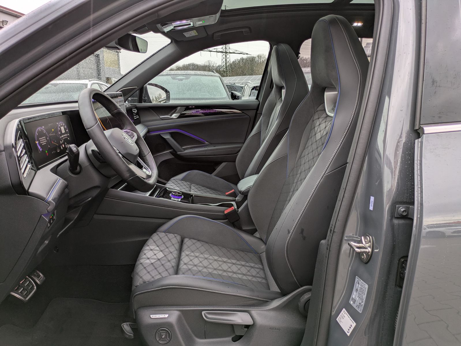 Fahrzeugabbildung Volkswagen Tiguan 2.0 TDI 4M R-Line PANO*H&K*AHK*MATRIX*20"