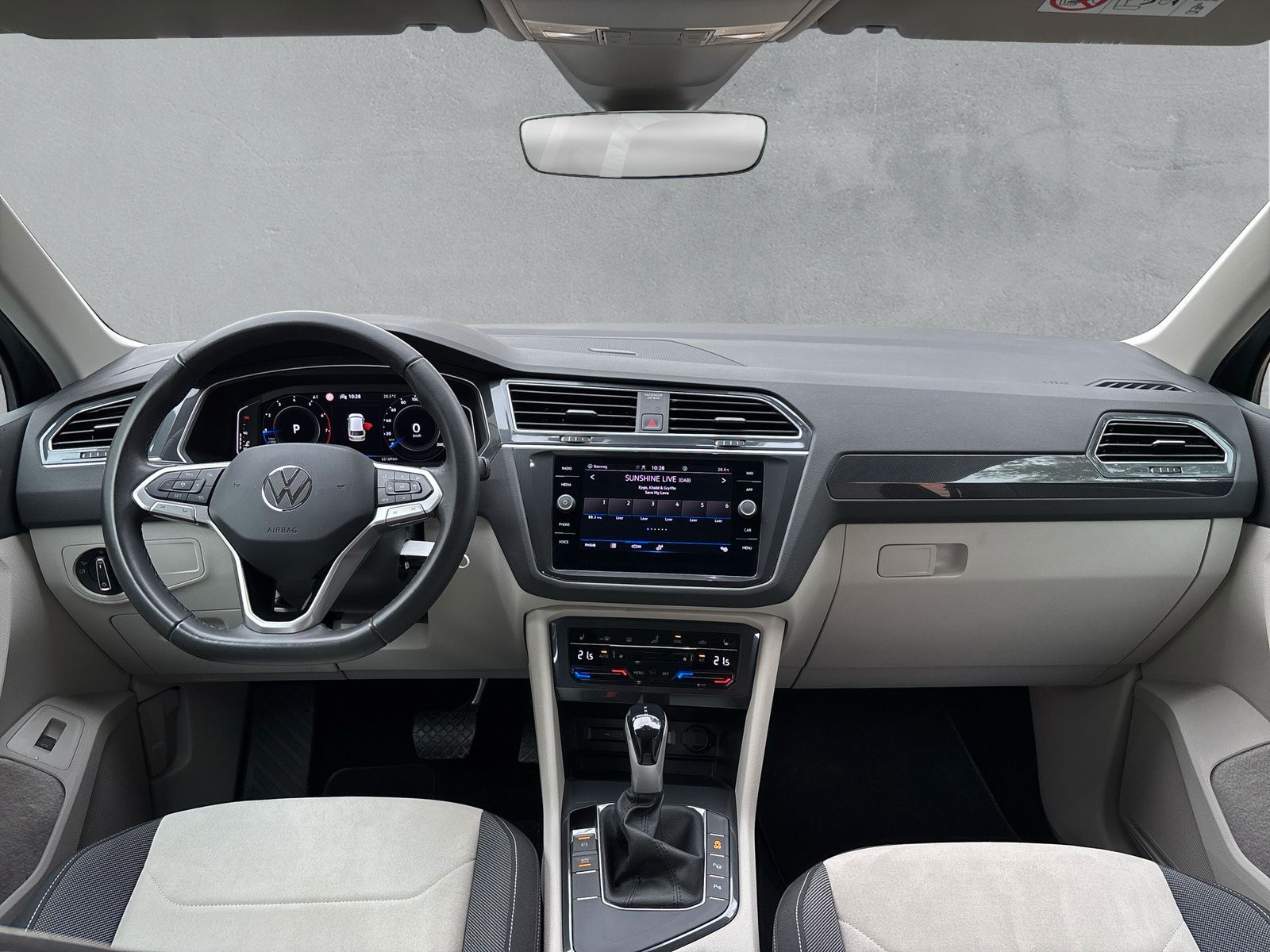 Fahrzeugabbildung Volkswagen Tiguan 1.5 TSI Elegance AHK Kamera SHZ
