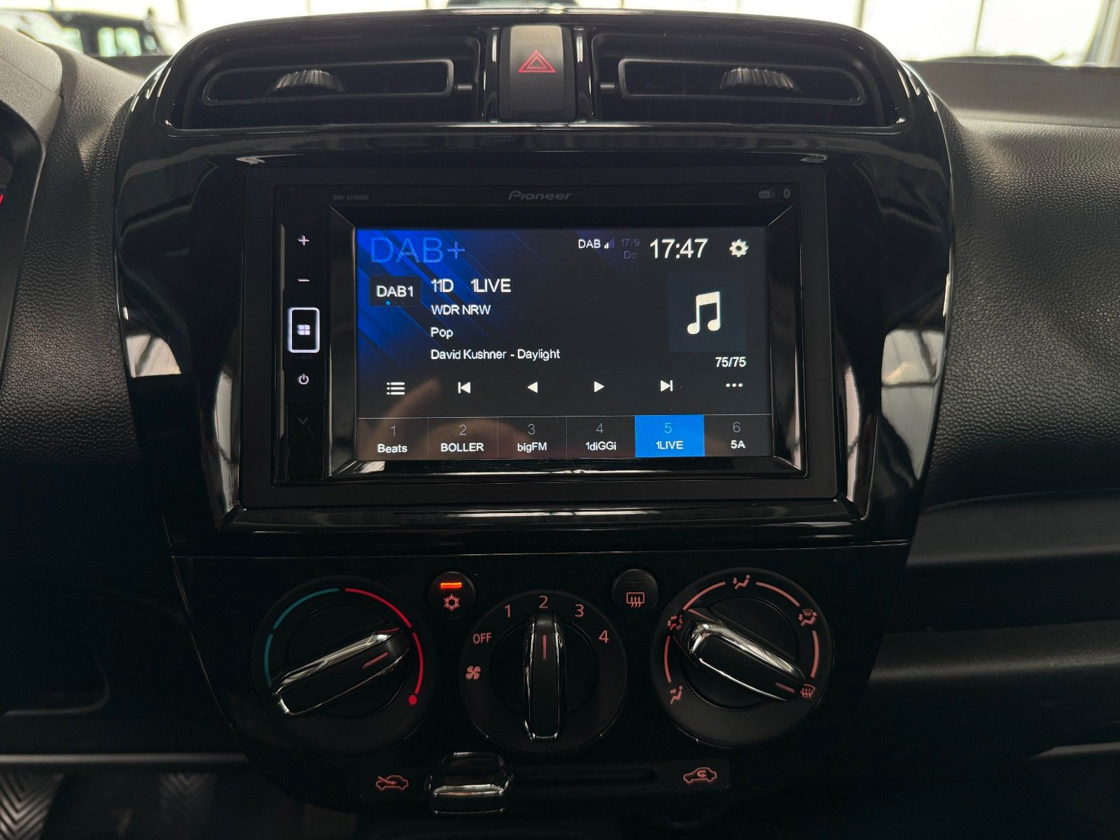 Fahrzeugabbildung Mitsubishi Space Star 1.2 Select "Ganzjahresreifen ZV DAB"