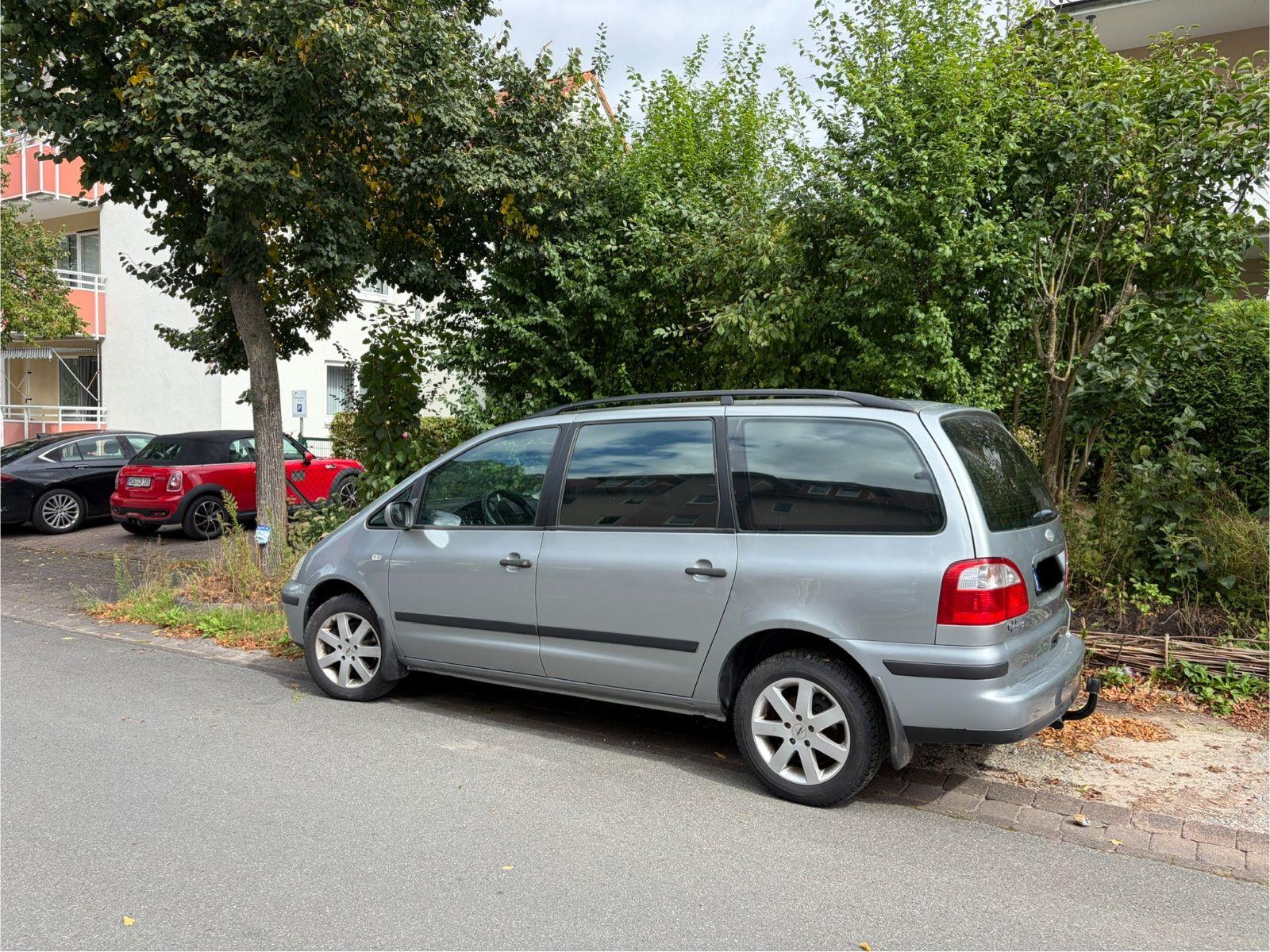 Ford Galaxy 2005 — rear view