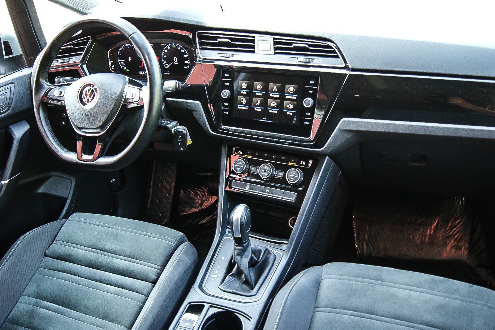 Fahrzeugabbildung Volkswagen Touran 15TSI Comfort DSG 7-SITZER VIRTUAL ANHZV
