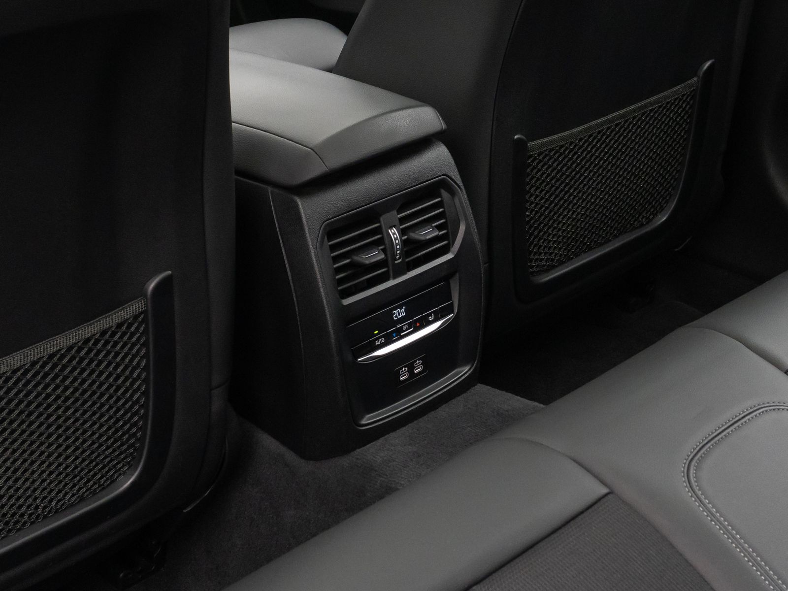 Fahrzeugabbildung BMW 320d Panorama DAB HiFi Lenkrhzg PDC AHK Alarm