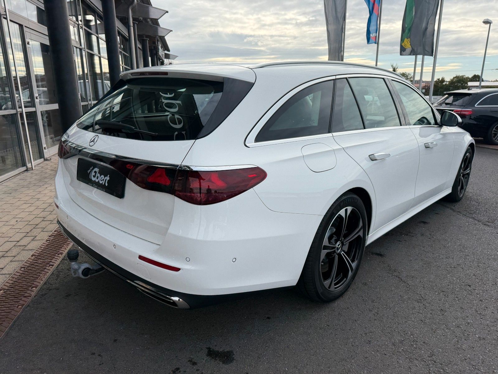 Fahrzeugabbildung Mercedes-Benz E 300de Avantgarde AHK+Distr+Memory+360+DigitalL