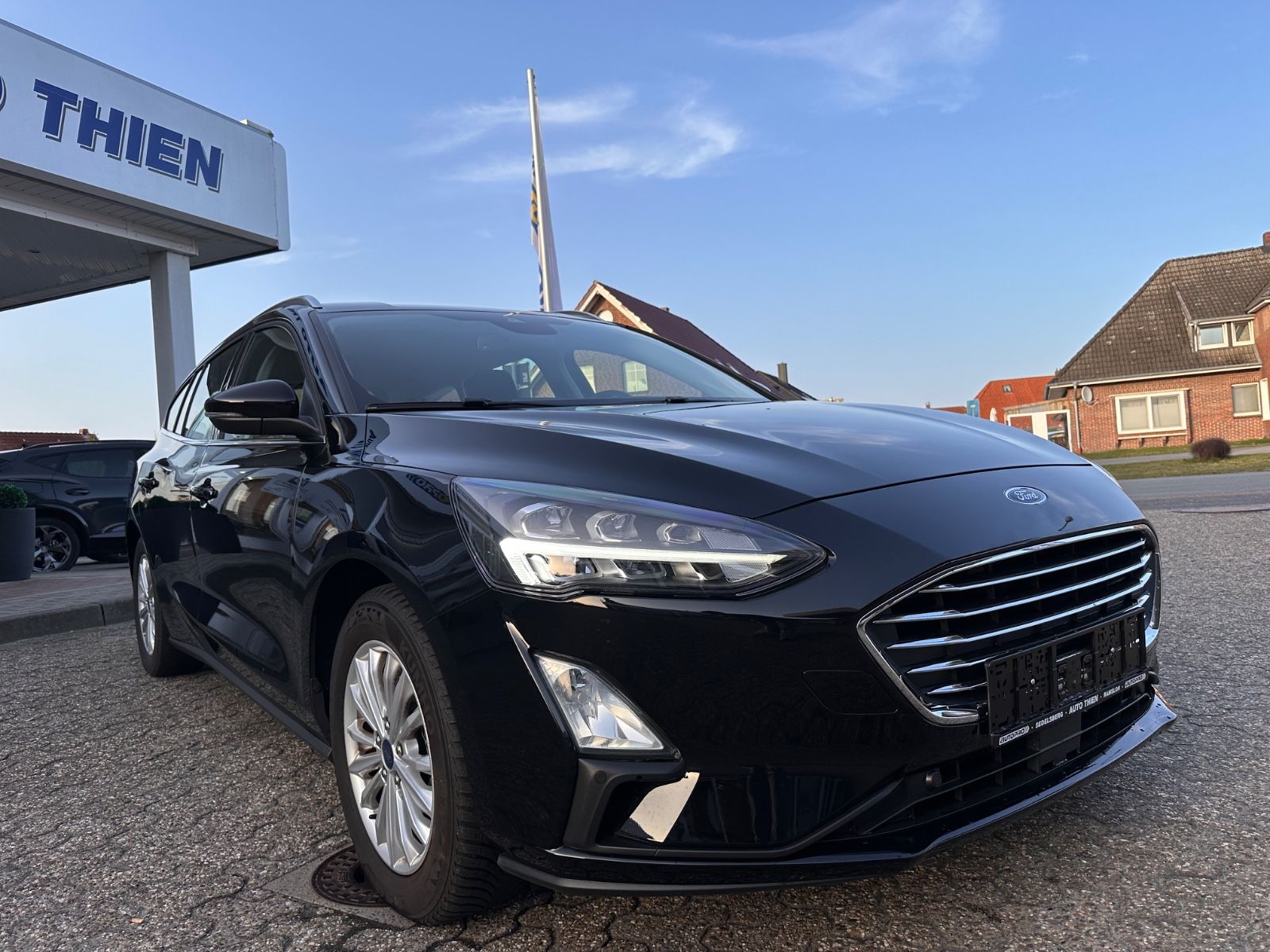 Fahrzeugabbildung Ford Focus Turnier Titanium 1.0 EB Navi/APP/LED/eHeck