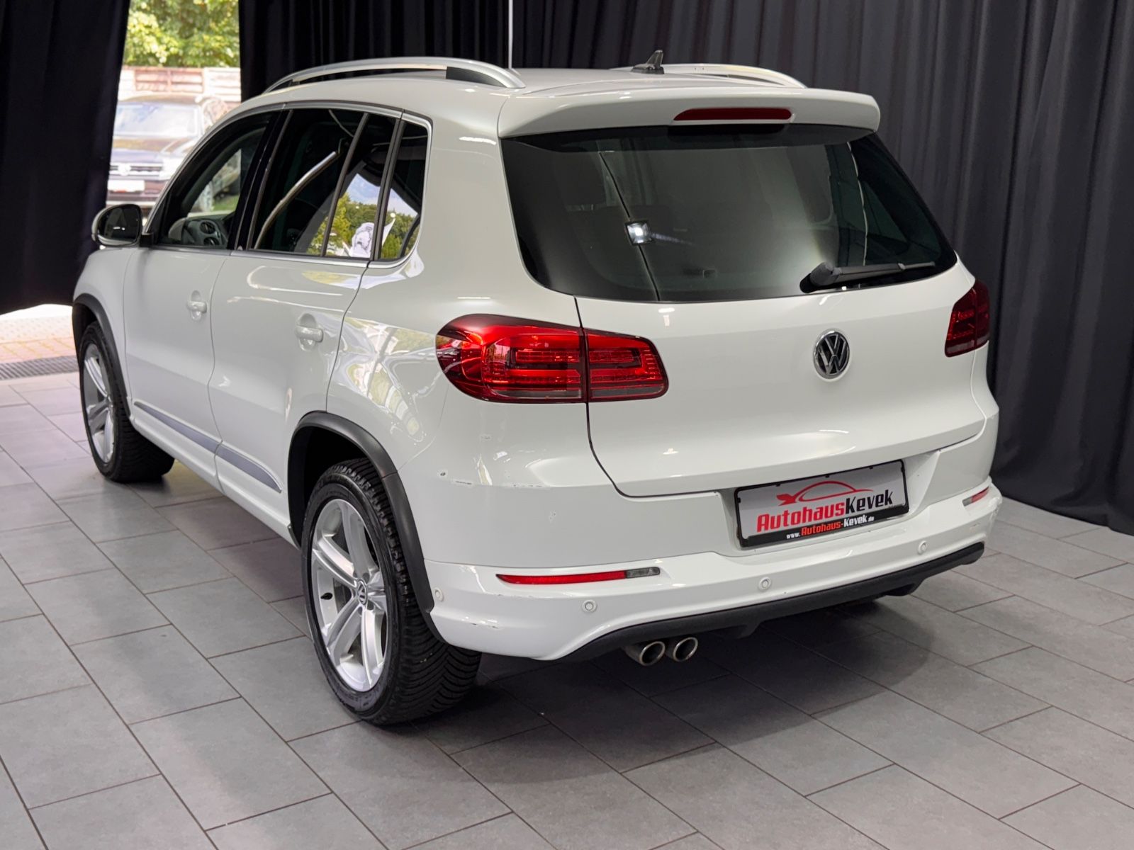 Fahrzeugabbildung Volkswagen Tiguan Sport & Style BMT 4Motion|R-LINE|DSG|NAVI
