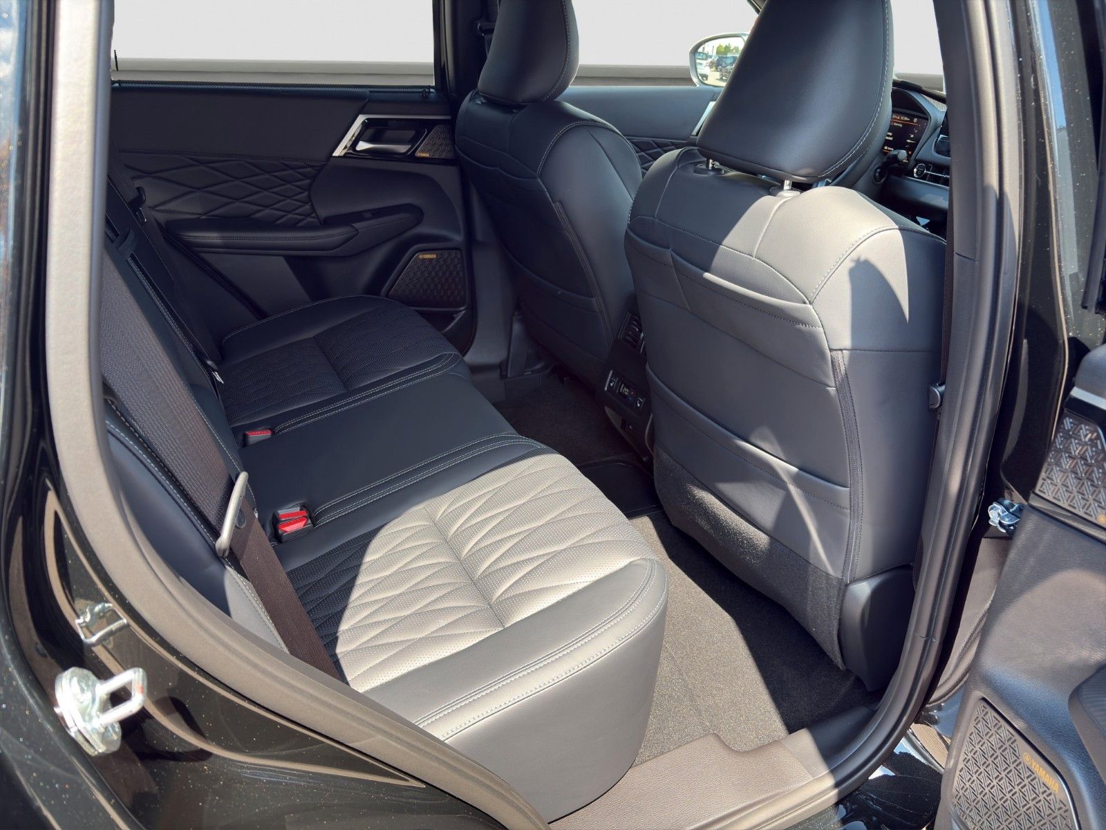Fahrzeugabbildung Mitsubishi Outlander 2.4 PHEV 4WD LUXURY BLACK AKTIONSPREIS