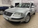 Volkswagen Passat Var. 2.0 *2. Hand*AHK*SHZ*Klima*TÜV NEU* - Volkswagen Passat Variant aus 2002
