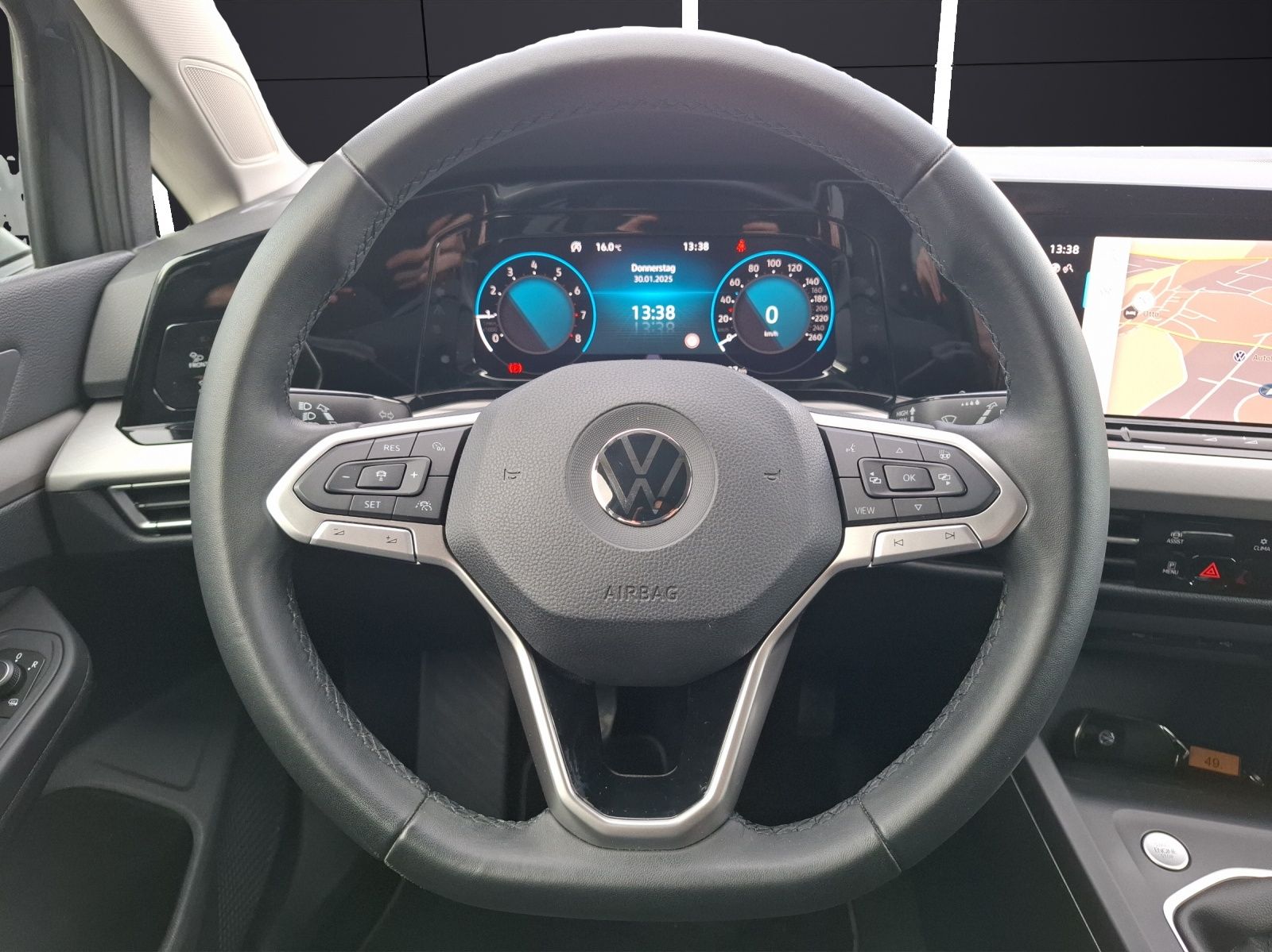 Fahrzeugabbildung Volkswagen Golf VIII TSI Life Matrix Navi AID ACC PDC SH LM