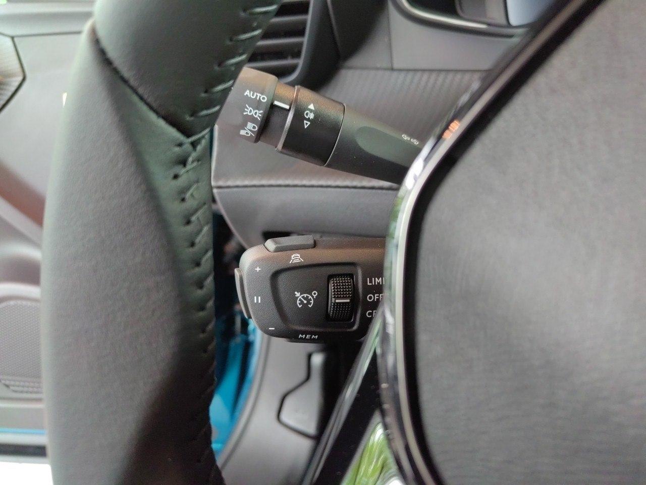 Peugeot 2008 Allure Hybrid 100 e-DSC6 Navi,360°