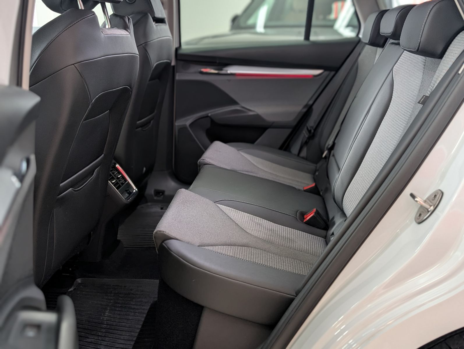 Fahrzeugabbildung SKODA Enyaq iV 80 Loft Convenience Paket+ ACC 82KWh1