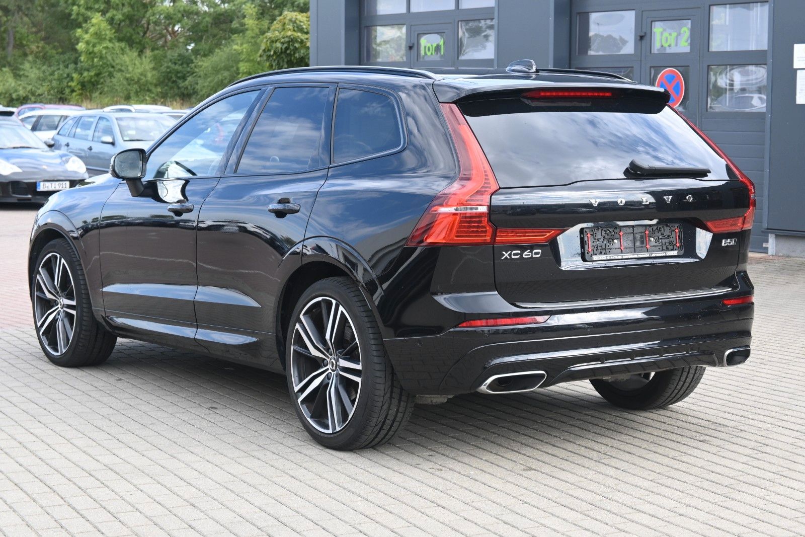 Fahrzeugabbildung Volvo XC60 B5D AWD R-Design*LED*PANO*STHZ*LUFT*B&W*AHK