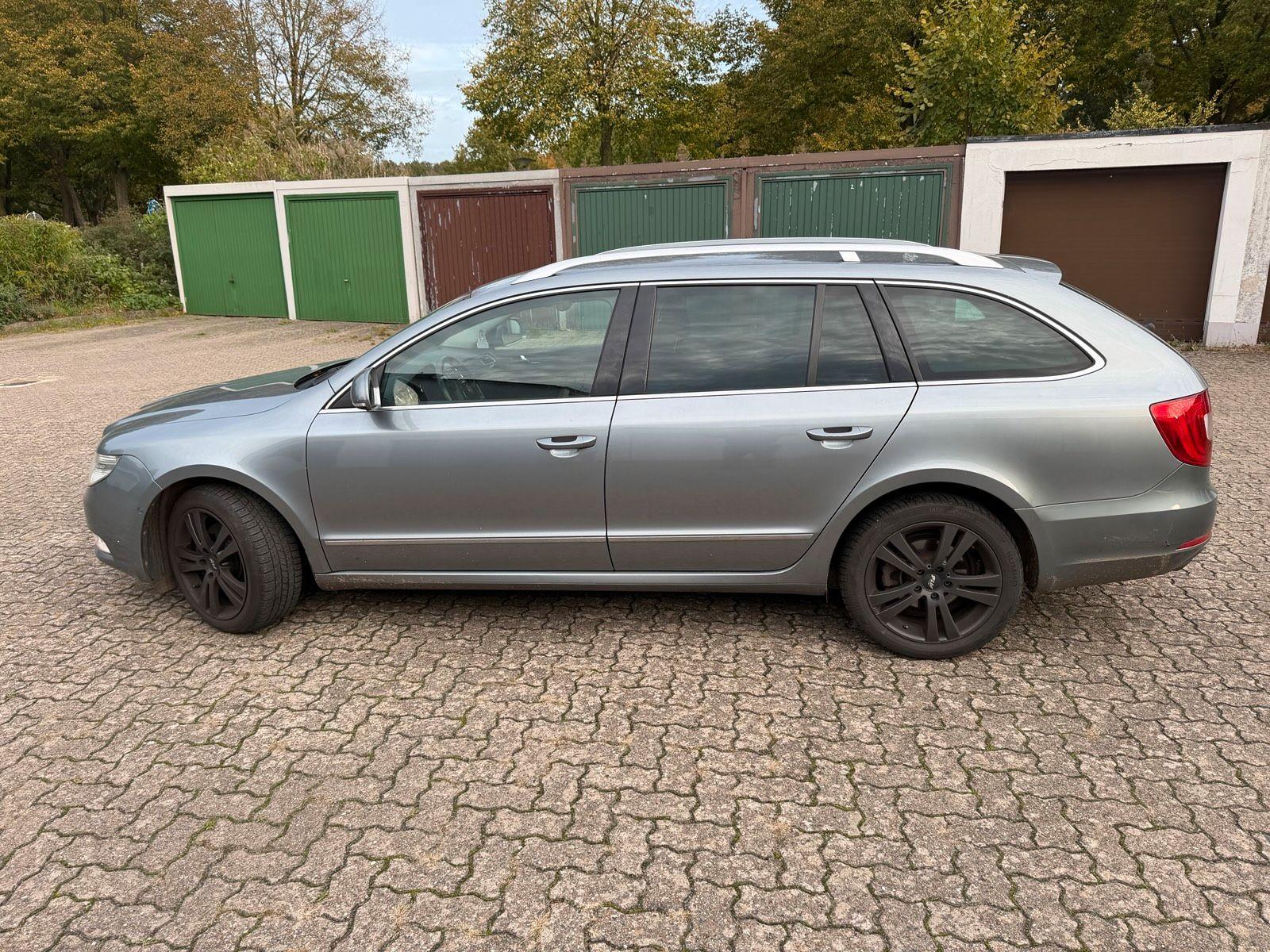 Skoda Superb 2012 — rear view