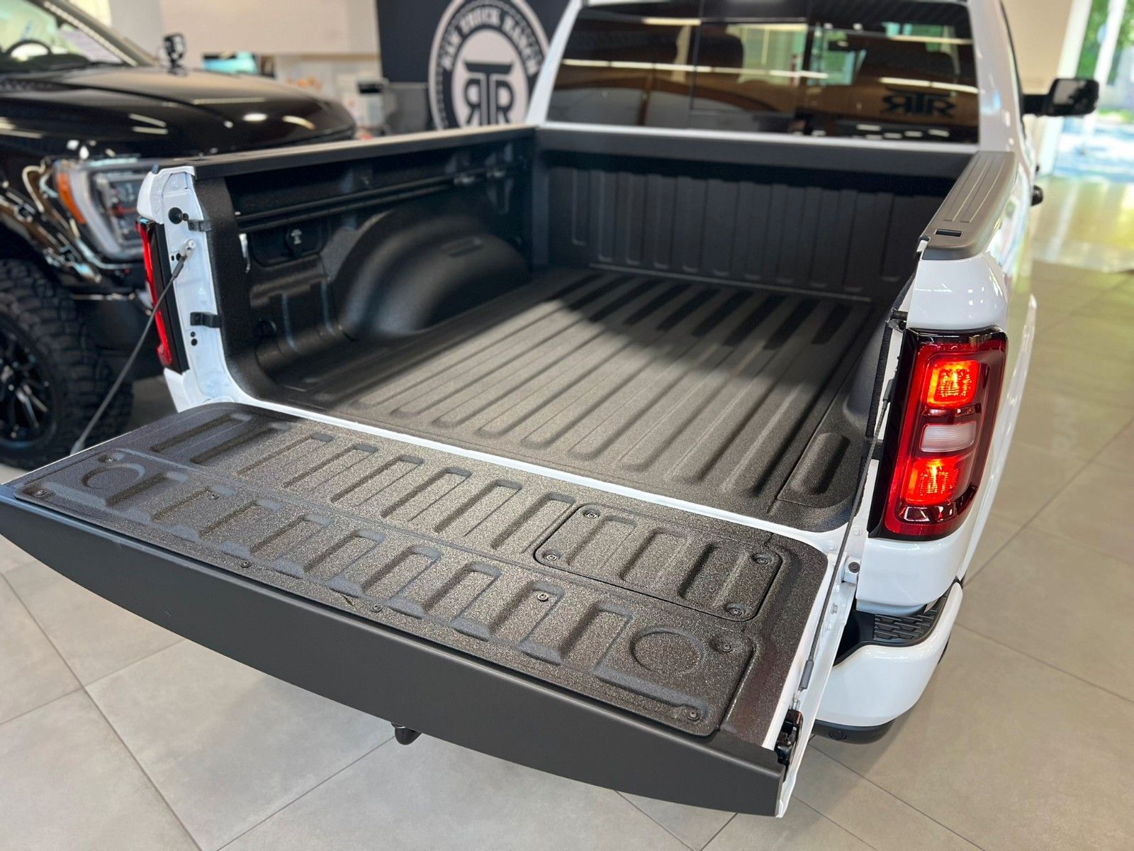 Fahrzeugabbildung Dodge RAM 1500 Laramie Night Premium, *AKTION*