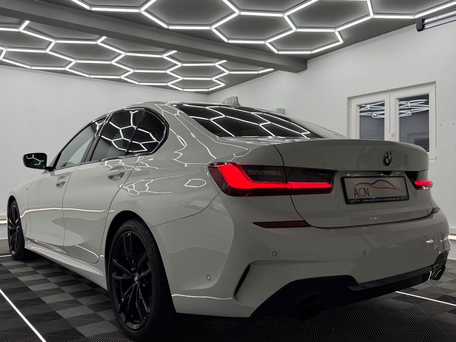 Fahrzeugabbildung BMW 330 i Lim. M SPORT/AHK/HuD/ACC/LASER/DE FZG