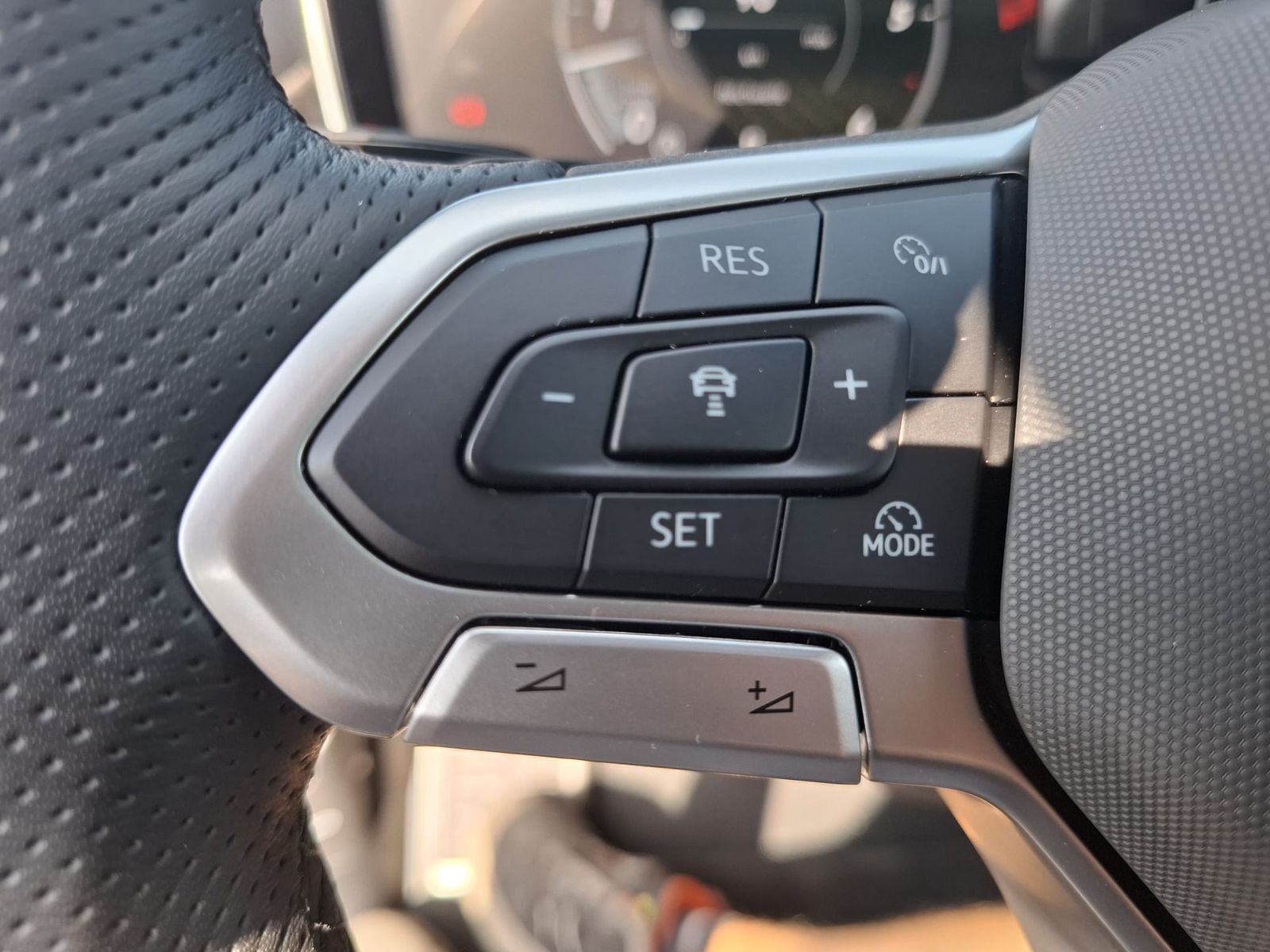 Fahrzeugabbildung Volkswagen Touareg 3.0TDI 4M R-Line VOLL Black 22" UPE 114T