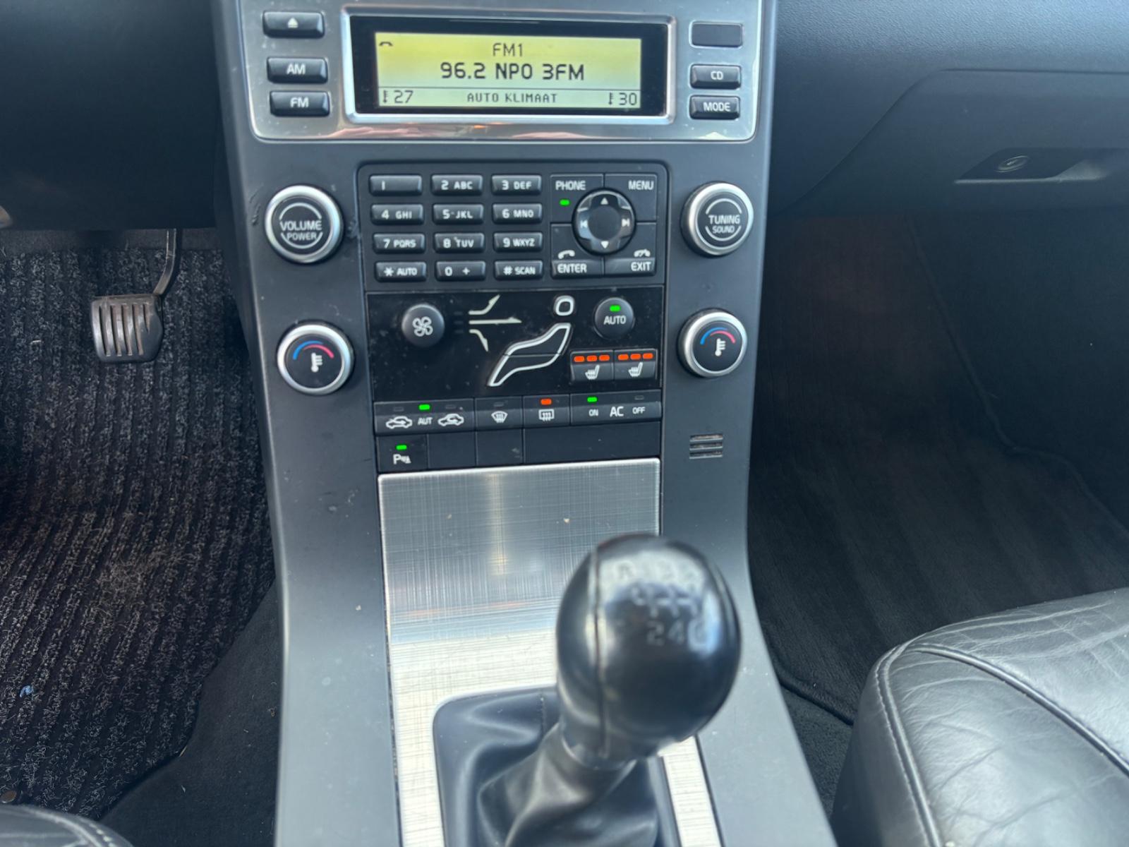 Volvo V70 2010 — photo 14