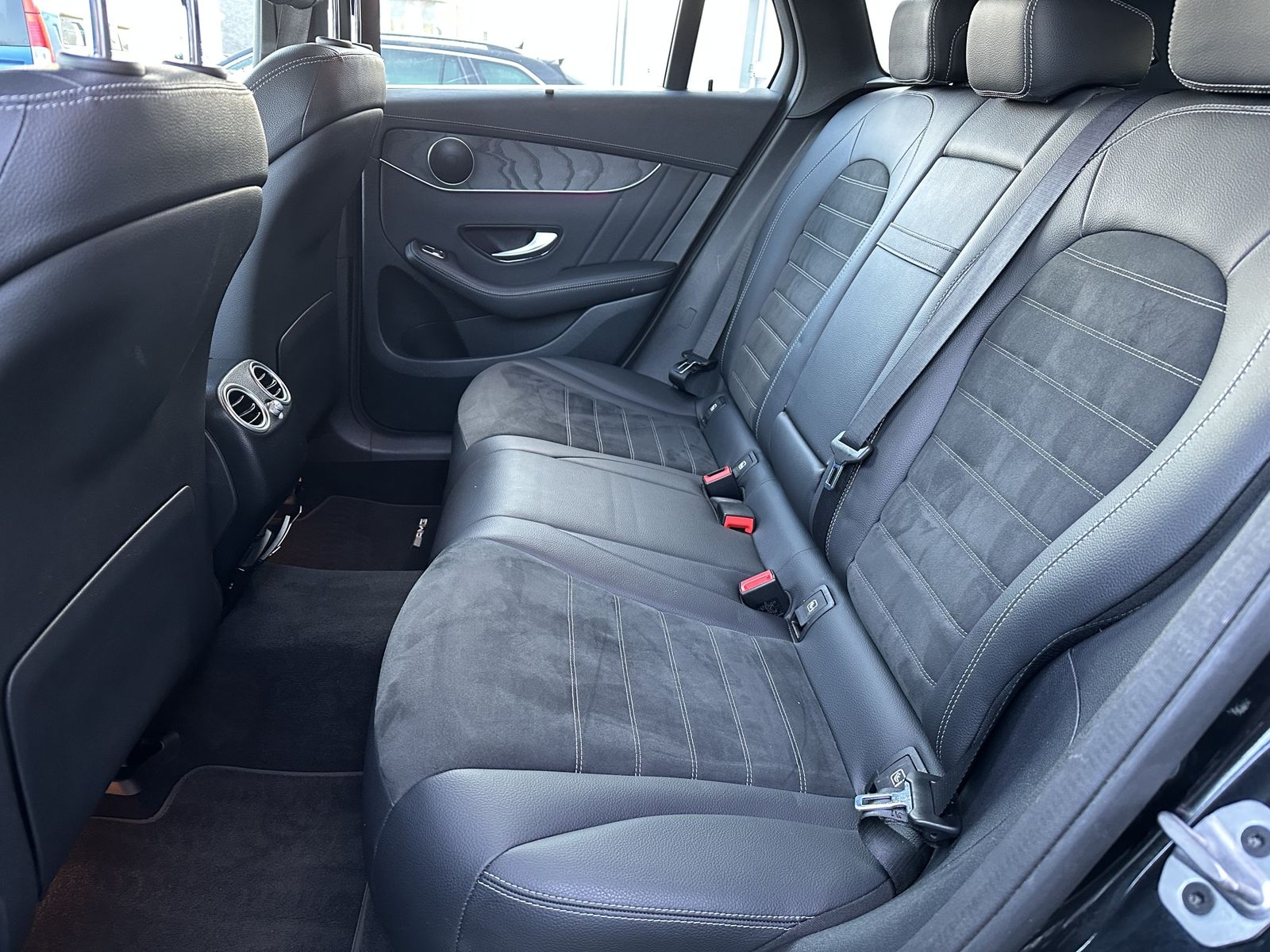 Fahrzeugabbildung Mercedes-Benz GLC 300 4Matic AMG-Line NAV+LED+DISTRONIC+20ZOLL