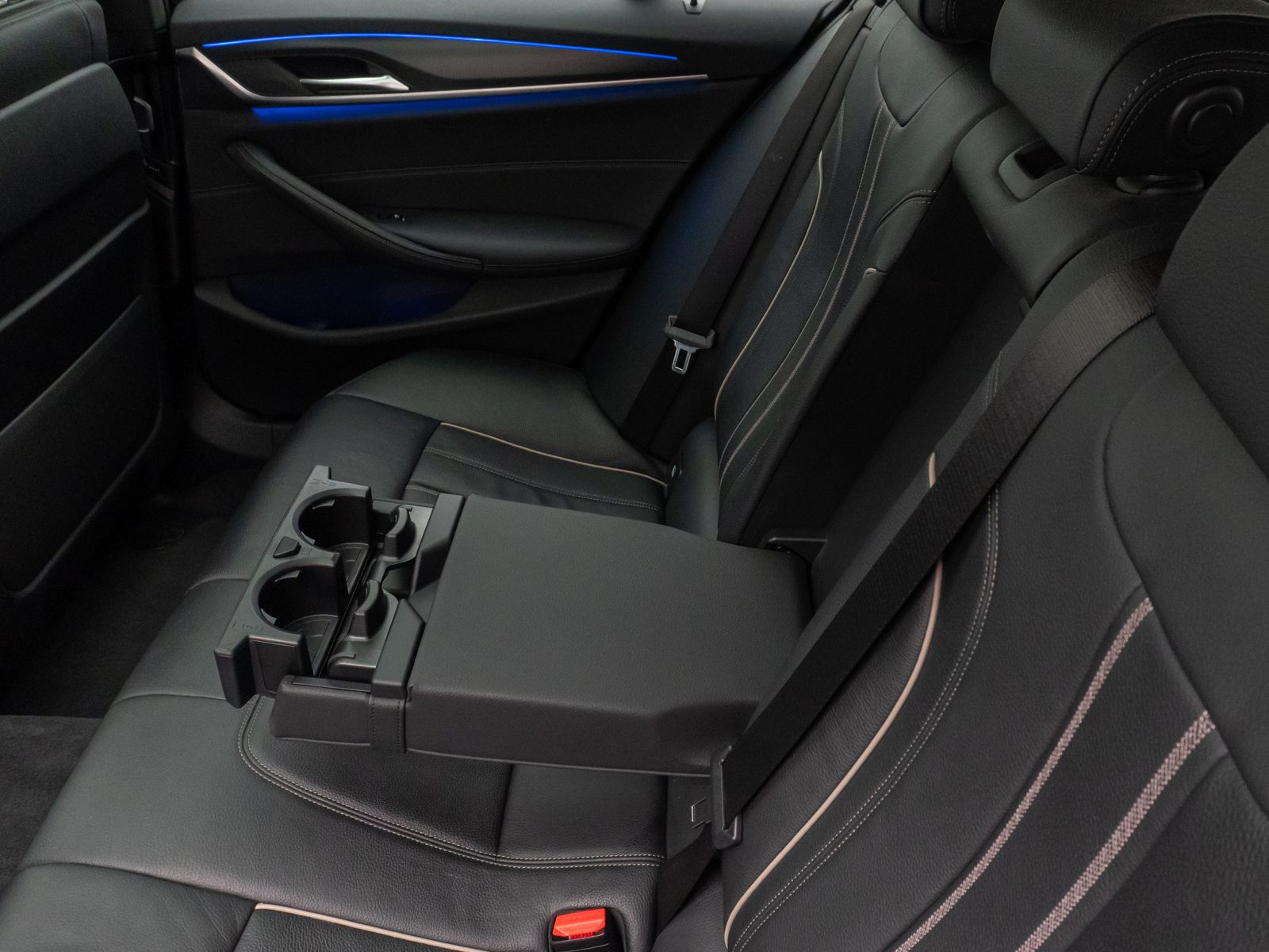 Fahrzeugabbildung BMW 530d  M Sport Panorama Kamera Laser HUD DAB HiFi