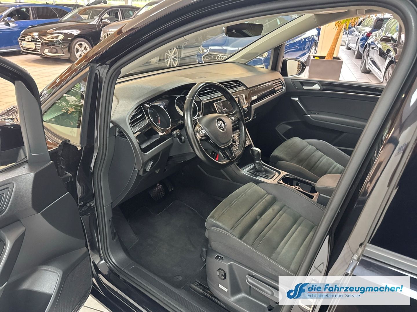 Fahrzeugabbildung Volkswagen Touran Comfortline TDi  DSGPano LED Navi Massage