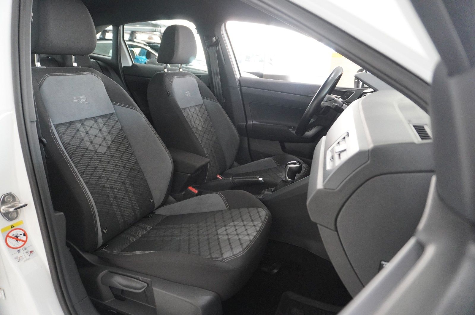 Fahrzeugabbildung Volkswagen Taigo 1.0 TSI R-LINE NAVI/LED/KAMERA/SPORT/DAB+
