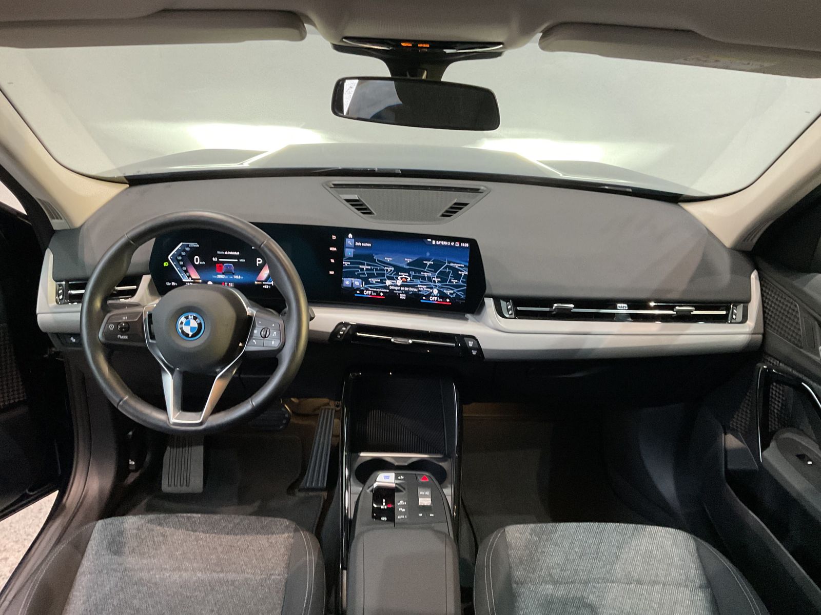 Fahrzeugabbildung BMW iX1 xDrive30 DAB Parkassistent AHK Shz