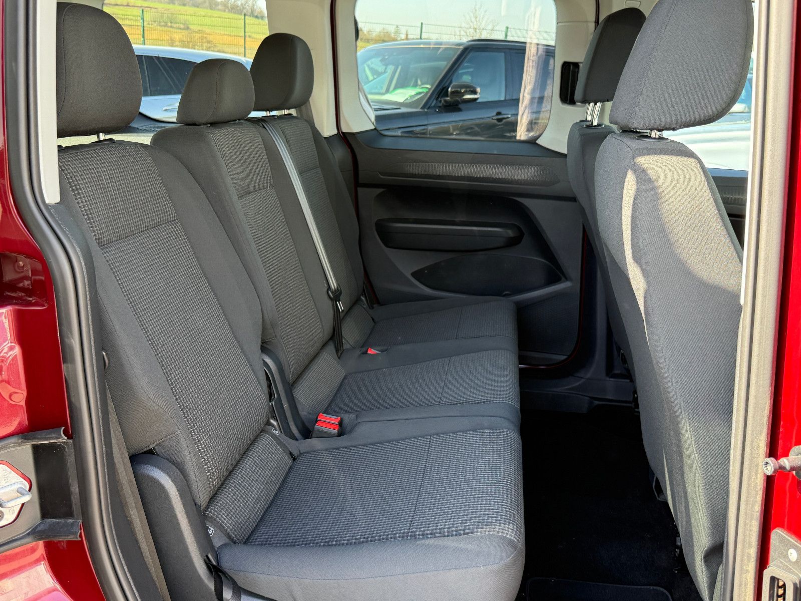 Fahrzeugabbildung Volkswagen Caddy 2.0 TDI ACC AHK DAB Navi PDC SHZ Winterpak