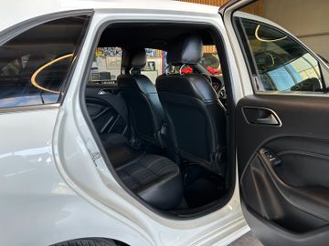 Mercedes-Benz B 180 *KLIMA*SZHZ*LEDER*NAV*PDC*SPUR*TOTWINKEL