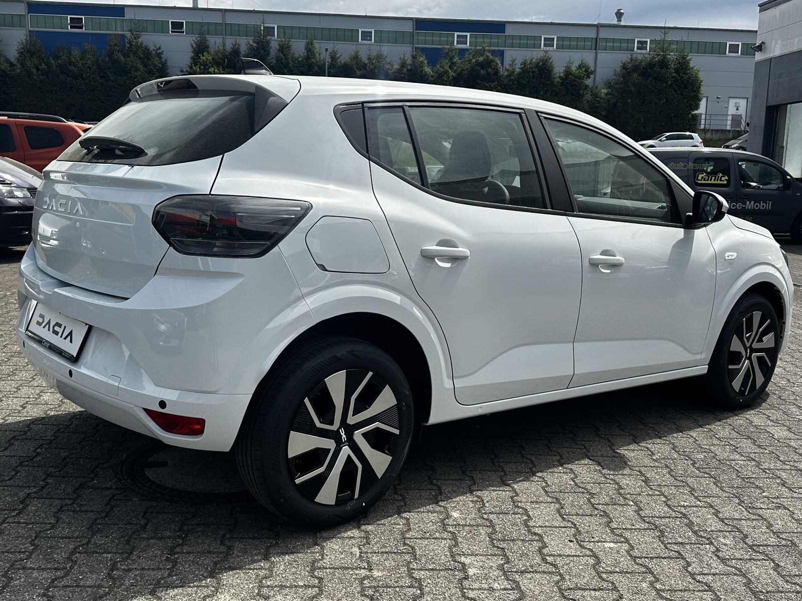 Fahrzeugabbildung Dacia Sandero Expression TCe 100