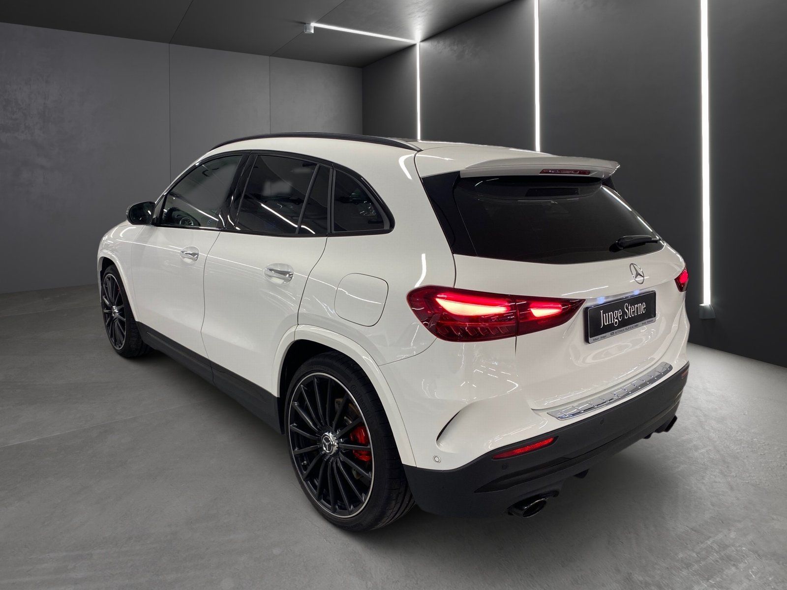 Fahrzeugabbildung Mercedes-Benz GLA 35 AMG 4M *MoPf*AHK*Pano*Fahrass*Night*21''*