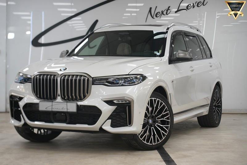 BMW X7 M50i xDrive Individual Shadow Line