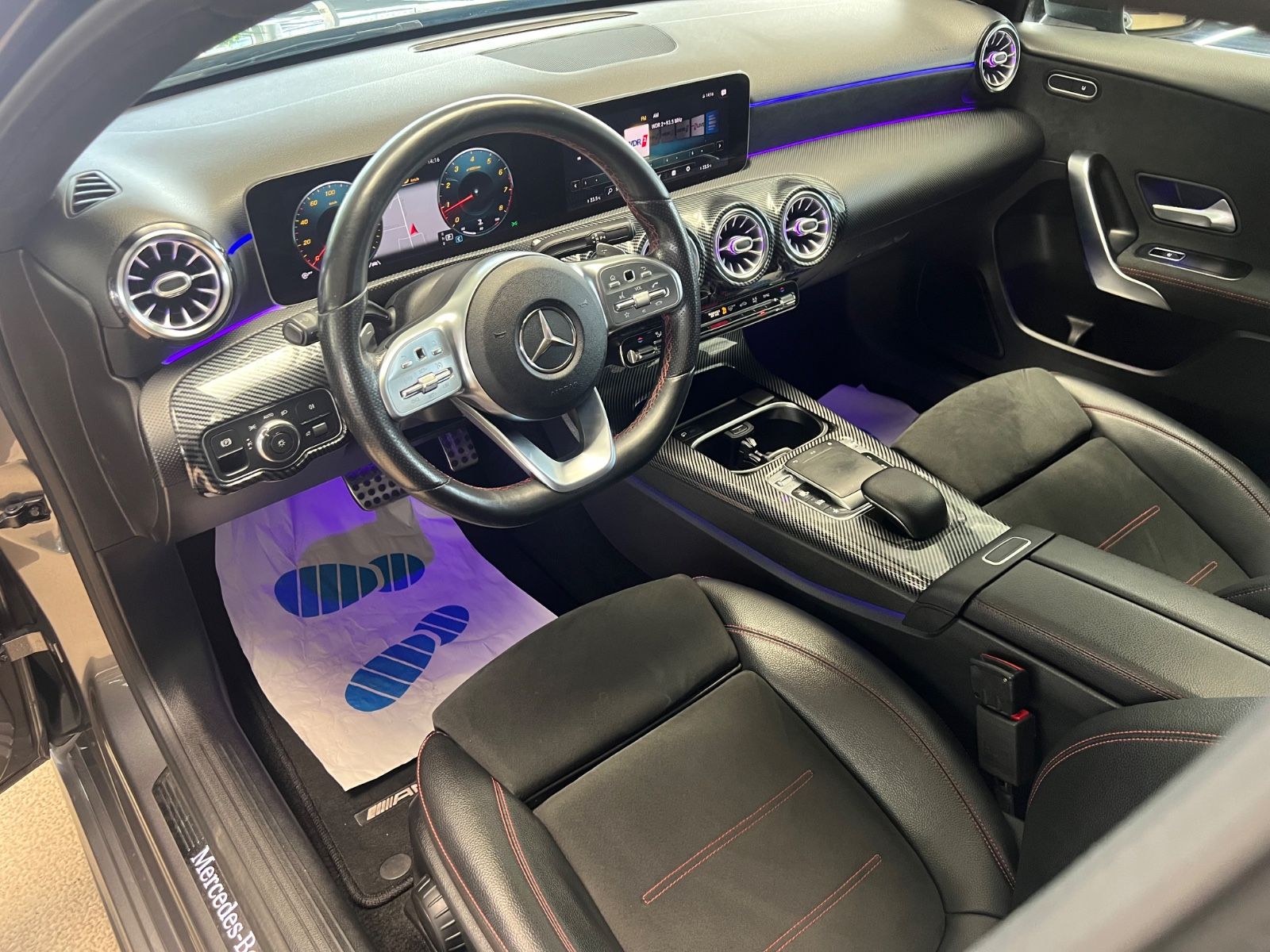 Fahrzeugabbildung Mercedes-Benz A 200 Limousine AMG LINE *PANORAMADACH*CARBON*
