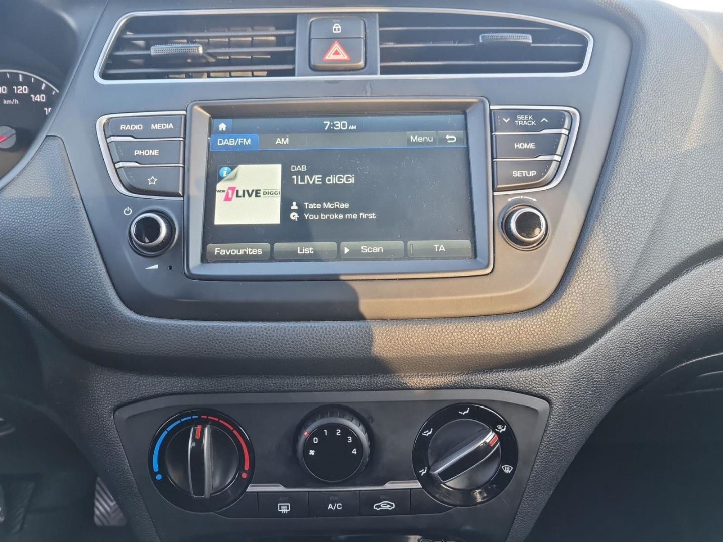 Fahrzeugabbildung Hyundai i20 ADVANTAGE 1.2 FL ALLWETTER+PDC+SHZ+KAMERA