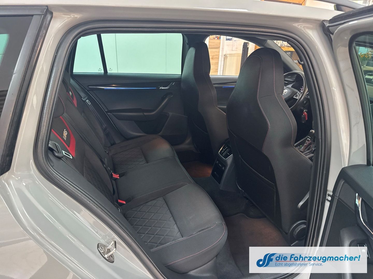 Fahrzeugabbildung SKODA Octavia Combi RS 4x4 Sportpaket AHK Navi LED *EX