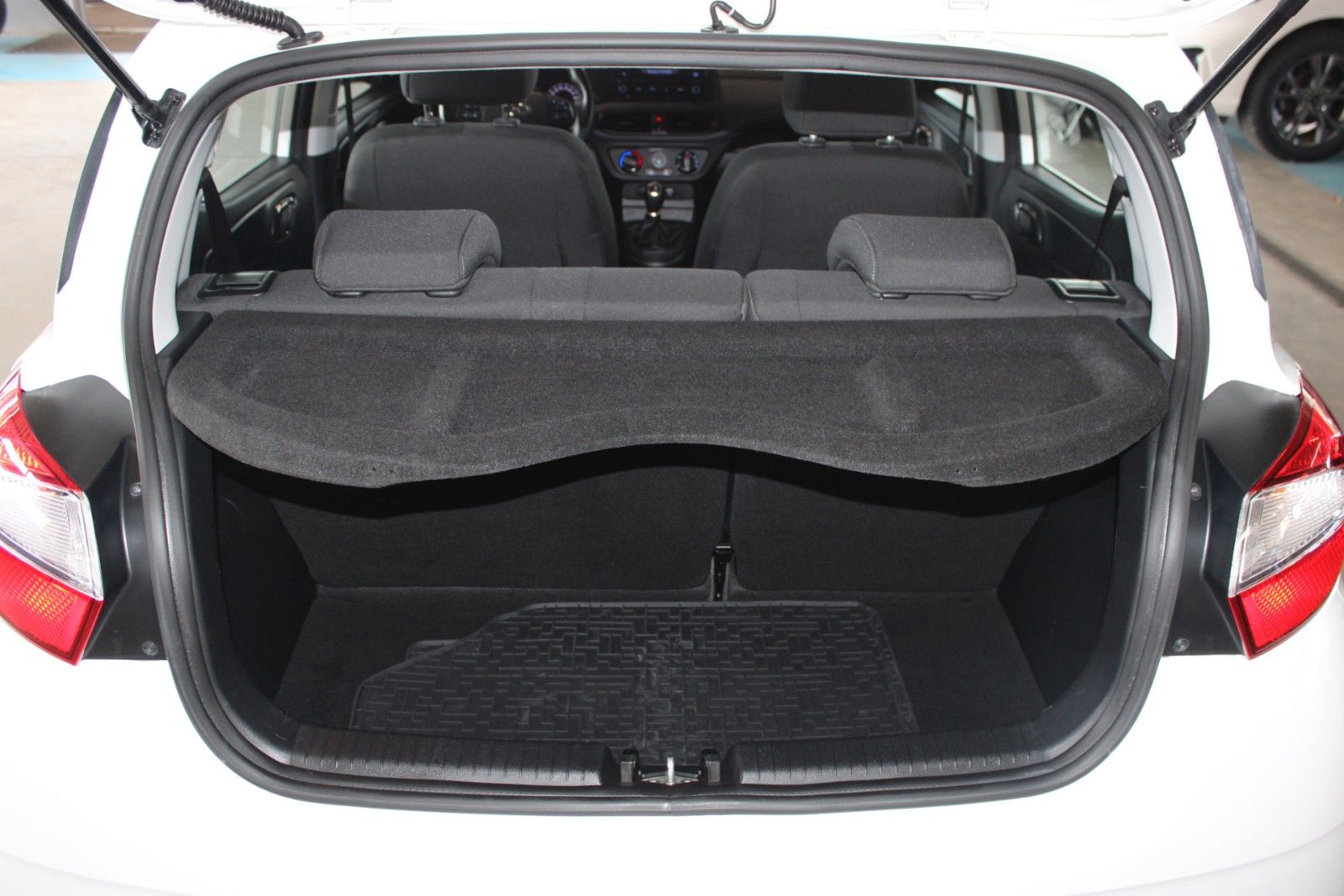 Fahrzeugabbildung Hyundai i10 1.0 Select 5-Türen KLIMA + Allwetterreifen
