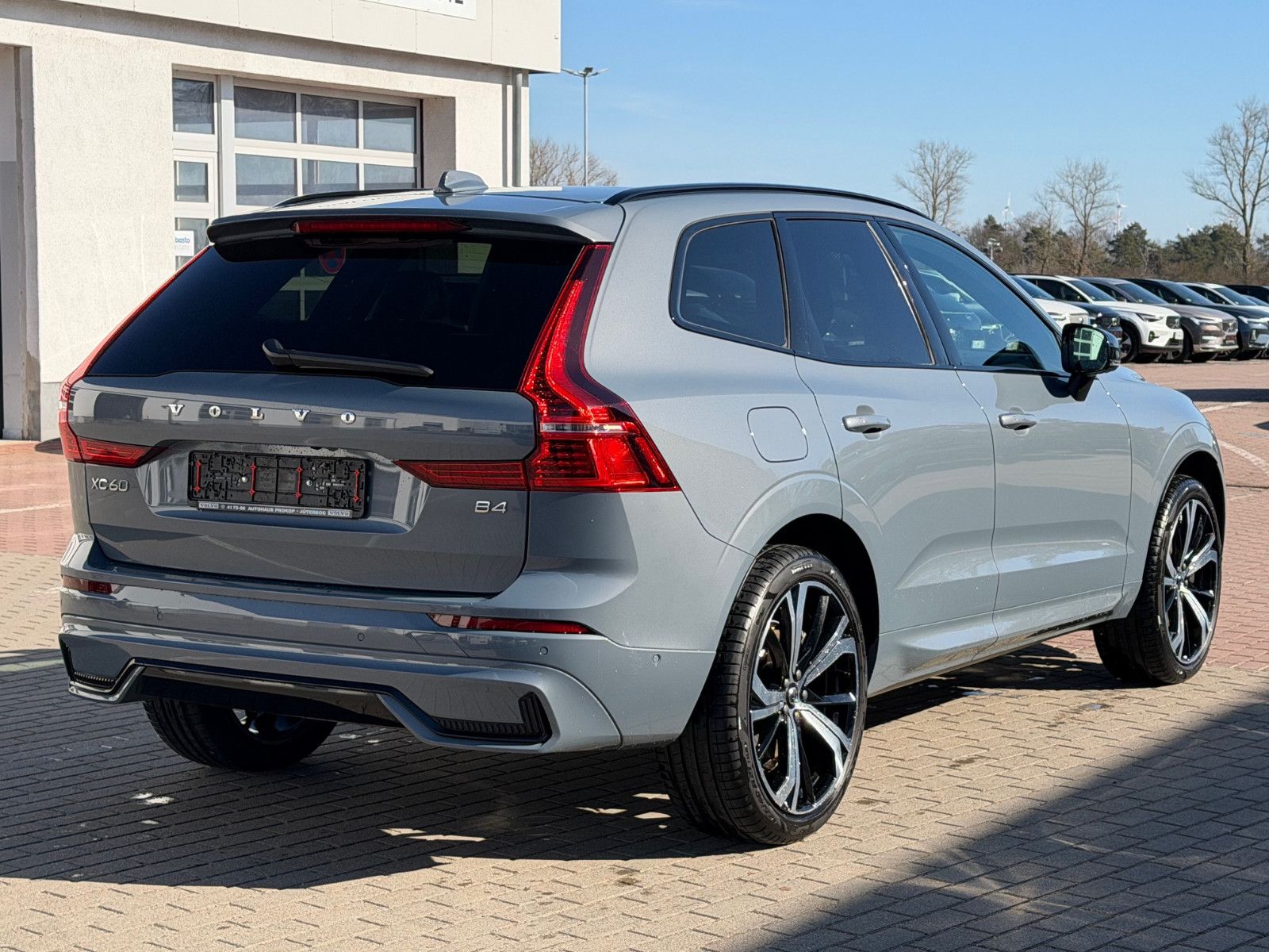 Fahrzeugabbildung Volvo XC60 B4 B Plus Dark*H&K*360°*PANO*AHK*STHZG*