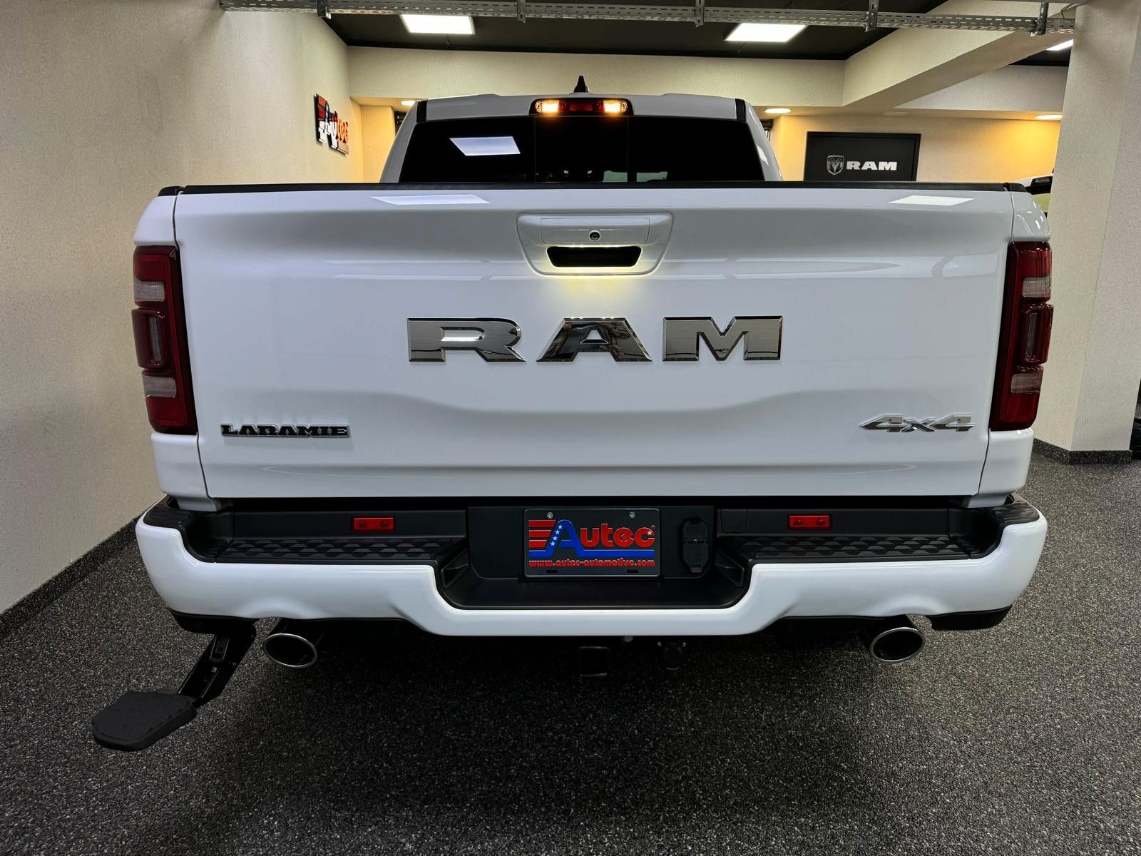 Fahrzeugabbildung Dodge LARAMIE CREW CAB SPORT  12" LUFTFEDER  HEMI 4x4