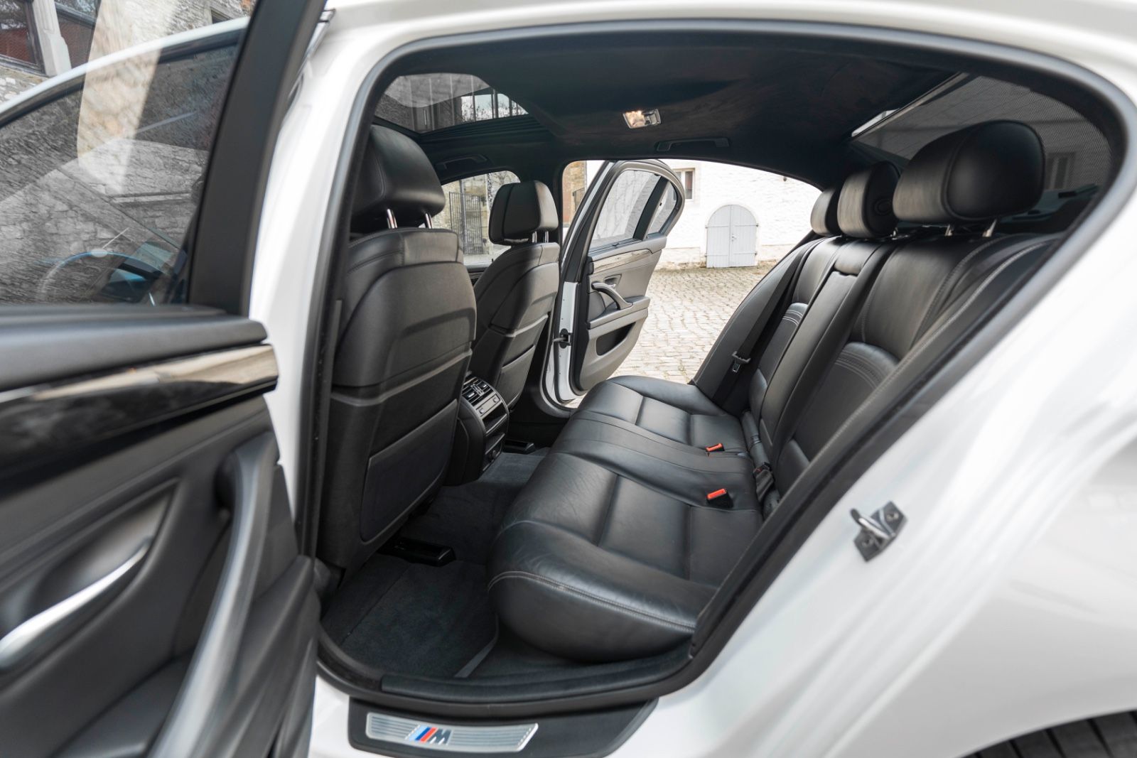 Fahrzeugabbildung BMW 550I M-SPORTPAKET HUD H&K LED KAM ACC