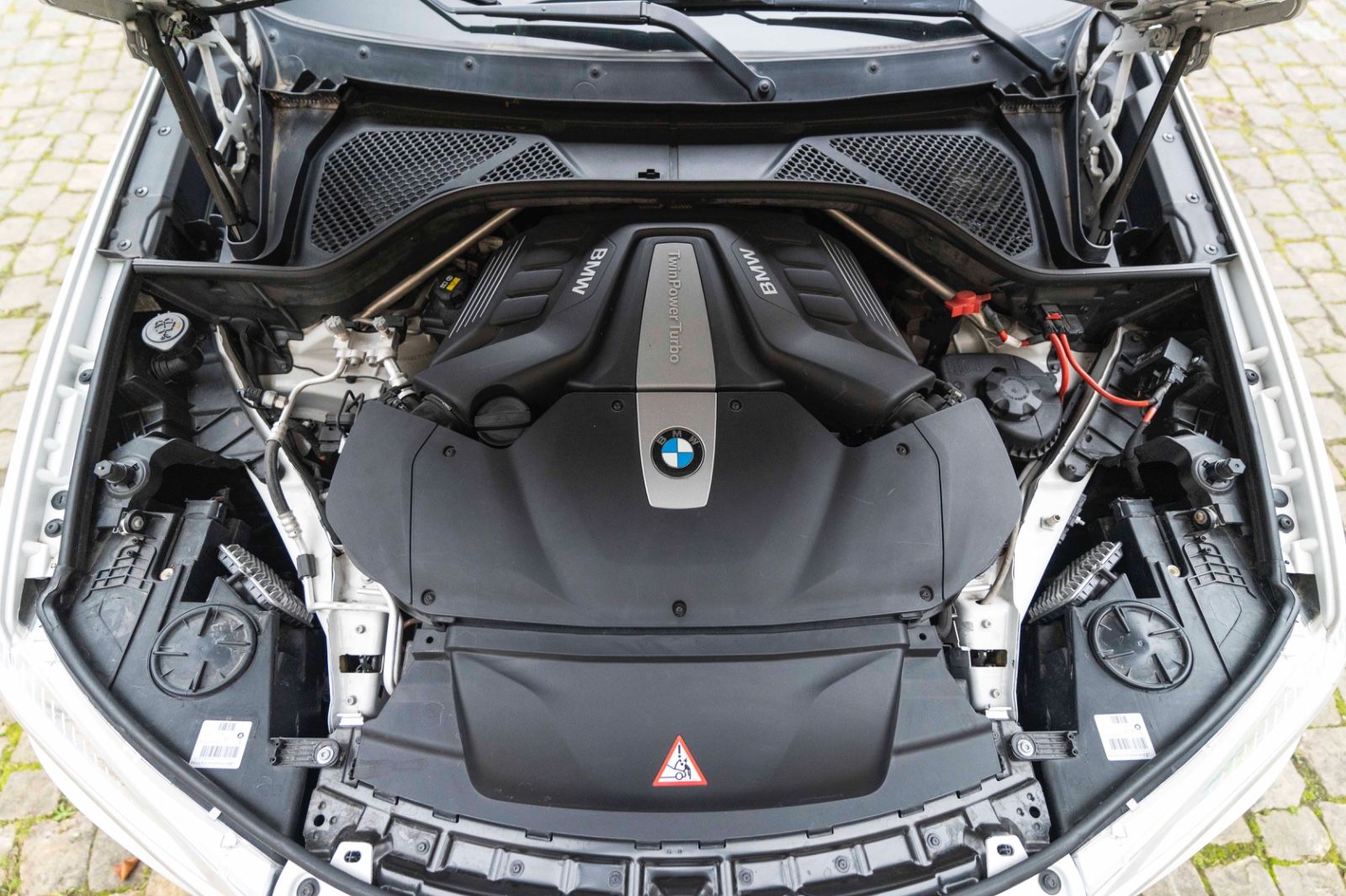 Fahrzeugabbildung BMW X6 xDrive50i M-Sportpaket HUD 360° H&K LED SOFT