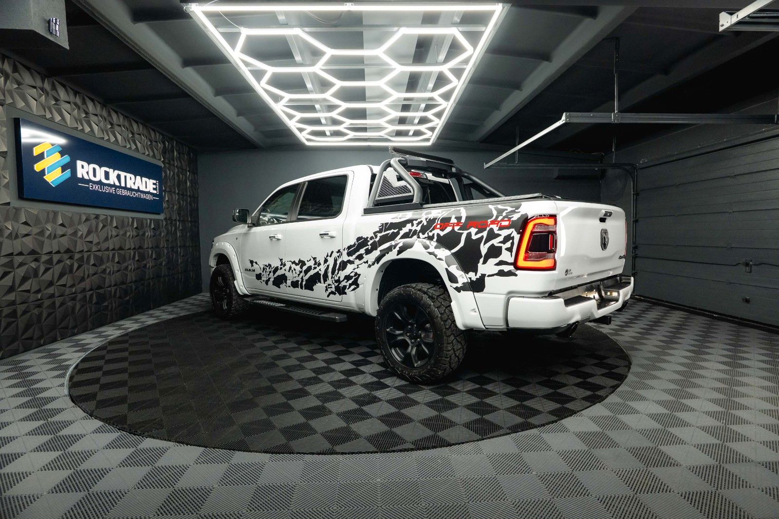 Fahrzeugabbildung Dodge RAM 5.7 V8 HEMI 4x4 OFFROAD Night-Paket *LED*
