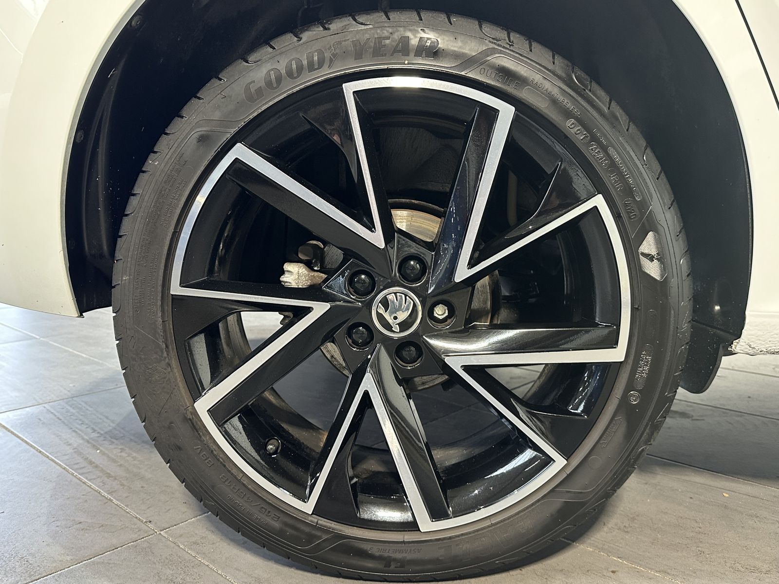 Fahrzeugabbildung SKODA Kamiq 1.5 TSI DSG Monte Carlo NAV+LED+ACC+PANO