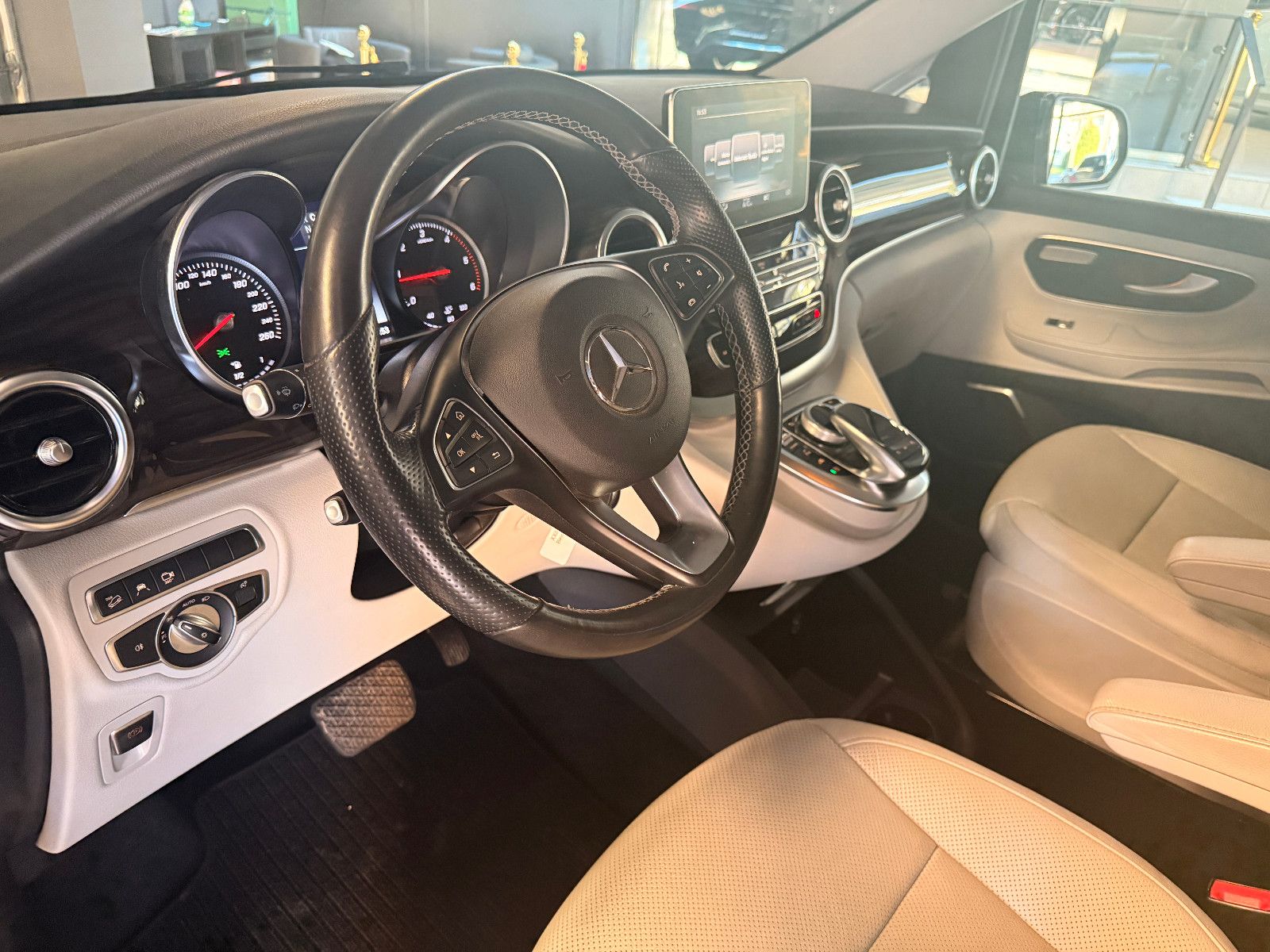 Fahrzeugabbildung Mercedes-Benz V 250/AVANTGARDE/LANG/4MATIC/LEDER/LED/NAVI/6SIT