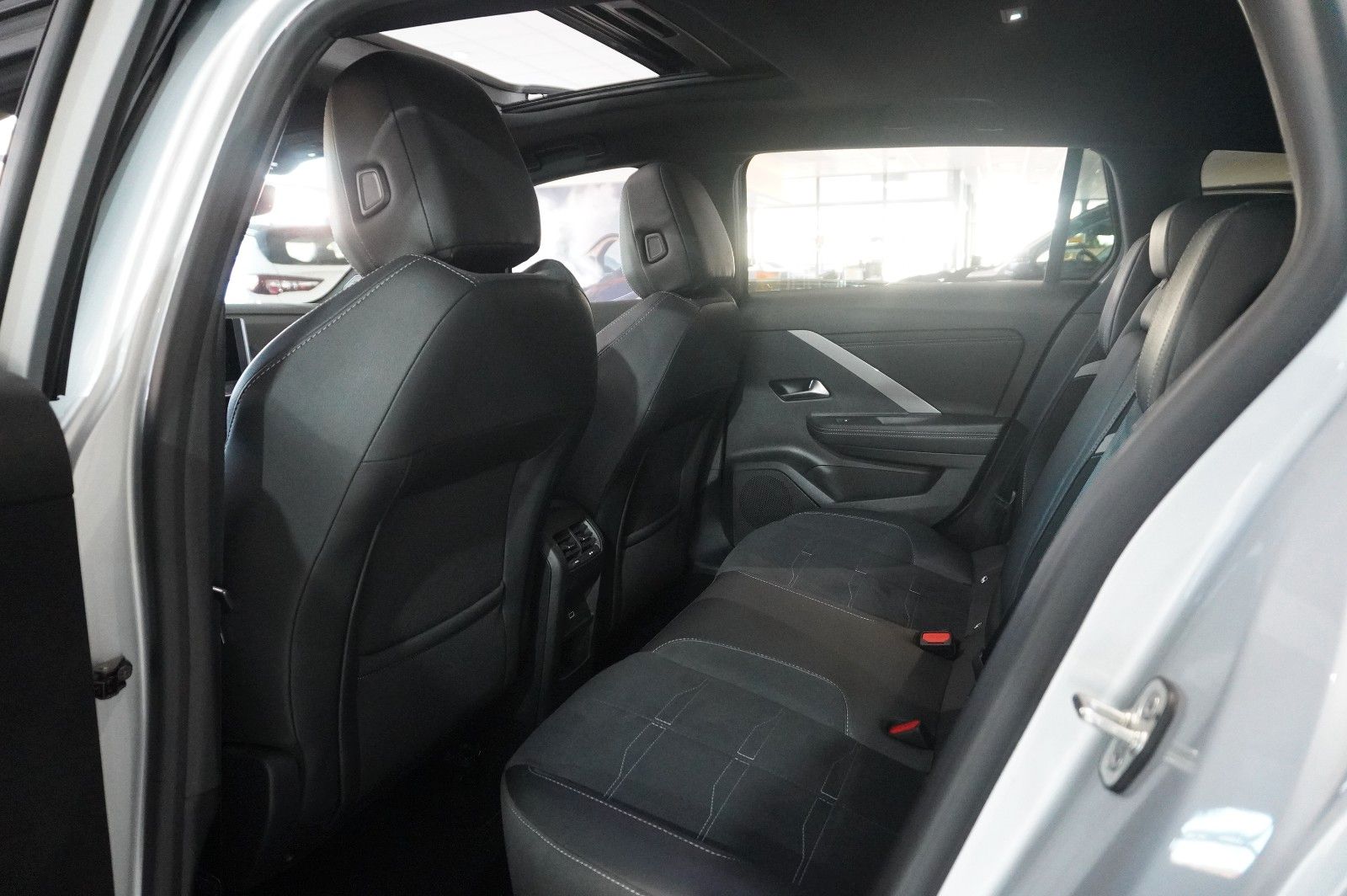 Fahrzeugabbildung Opel Astra L ST 1.2T GS SPORT NAVI/LED/360°/PANO/HUD