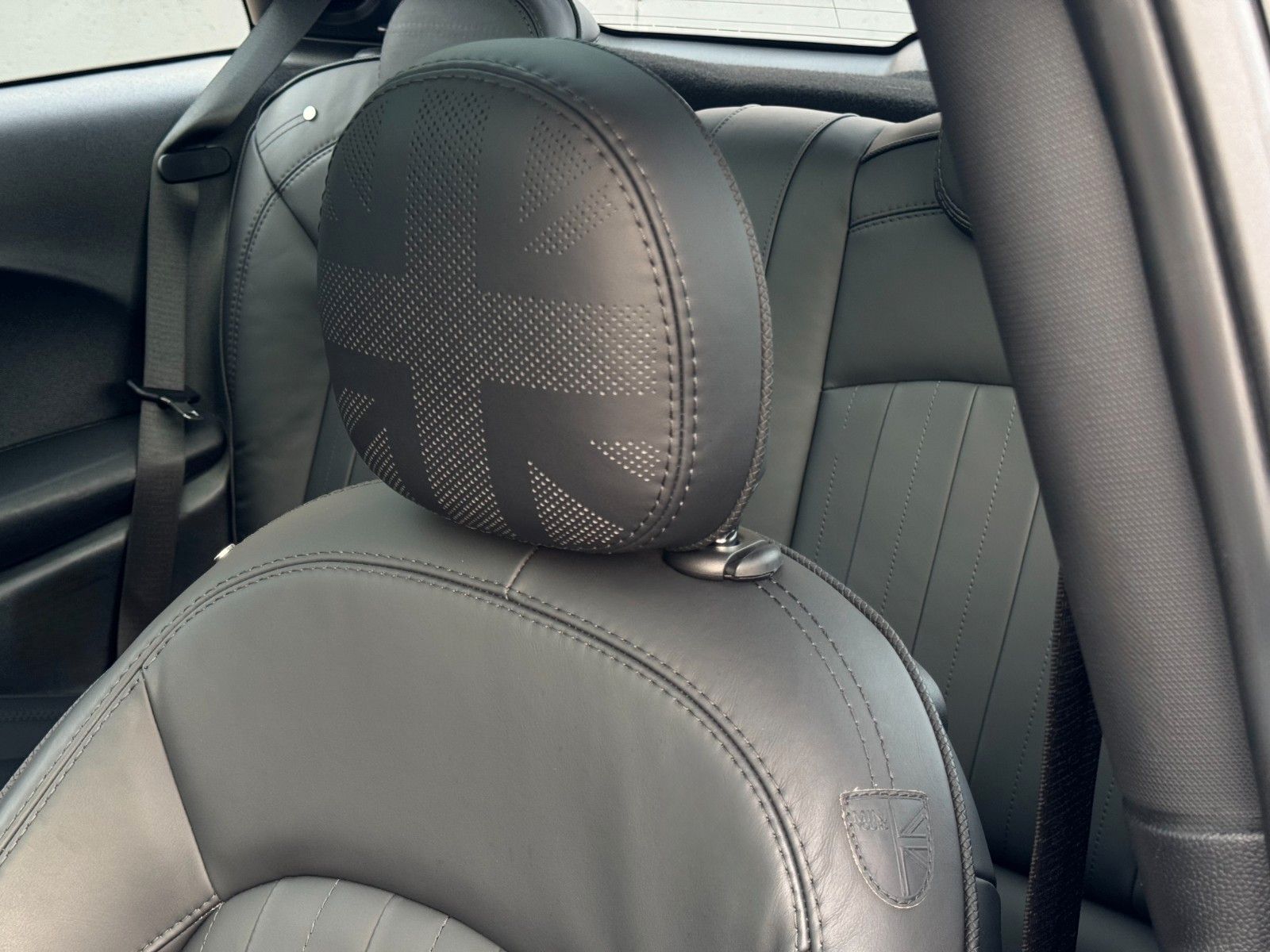 Fahrzeugabbildung MINI Cooper S Classic Trim Leder PANO LHZ SHZ BT PDC