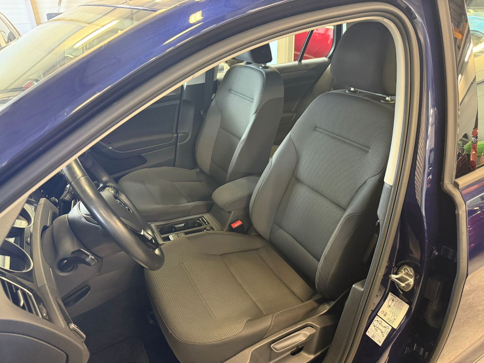 Fahrzeugabbildung Volkswagen Golf VII Lim. Comfortline CNG ACC AHK Kamera SHZ